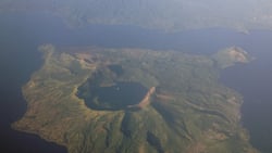 Bagong video ng pagbuga ng steam ng Taal Volcano, nag-viral sa social media