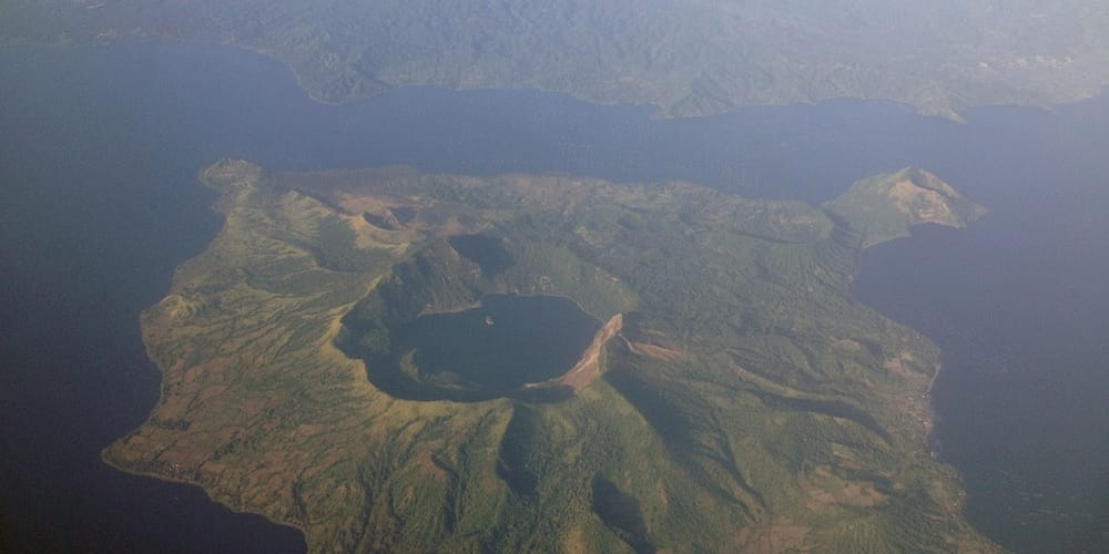 Bagong video ng pag-buga ng steam ng Taal Volcano, nag-viral sa social media