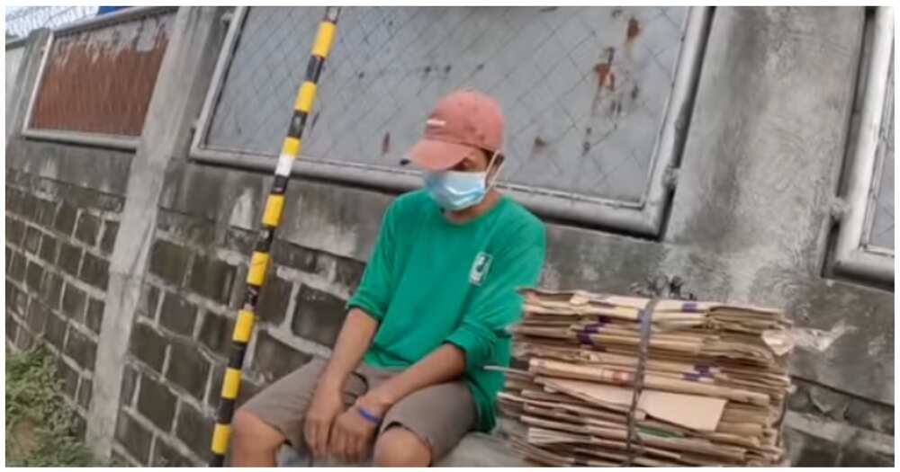 Lalaking napa-upo sa gilid ng kalsada sa tindi ng gutom, natulungan ng napadaang vlogger Lalaking napa-upo sa gilid ng kalsada sa tindi ng gutom, natulungan ng napadaang vlogger