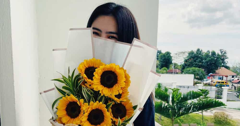 Cassy Legaspi receives sunflower bouquet from Darren Espanto