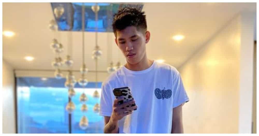 Vlogger, makulit na sinakyan ang mga nagsasabing kamukha niya ang atletang si EJ Obiena Vlogger, makulit na sinakyan ang mga nagsasabing kamukha niya ang atletang si EJ Obiena