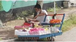 Fruit vendor na naka-laptop habang naglalako, dumadalo pala ng kanyang online classes