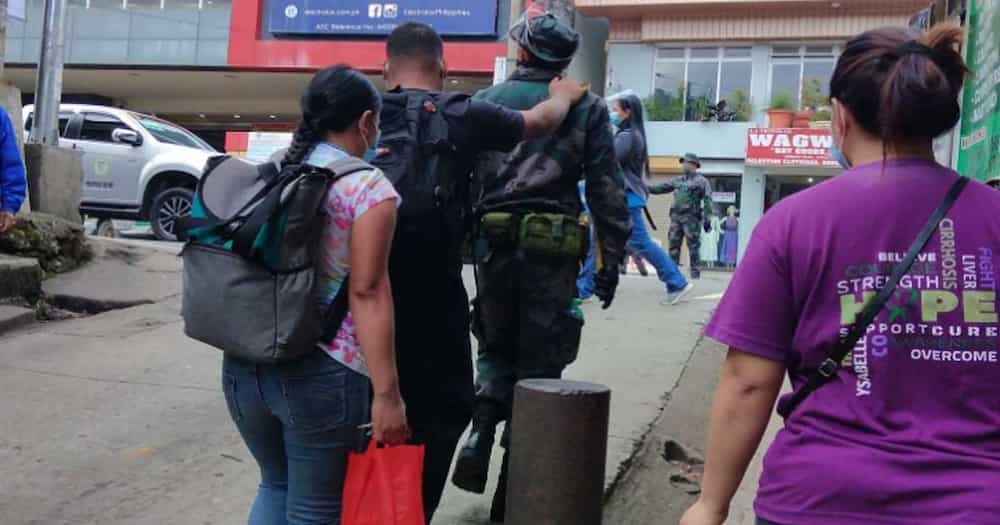 Policeman's kind act of helping blind couple cross busy highway touch netizens' hearts