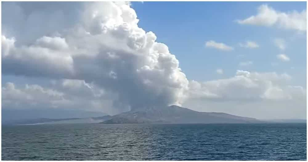 Pagbuga ng puting usok ng Bulkang Taal, sapul sa video na kuha sa Batangas