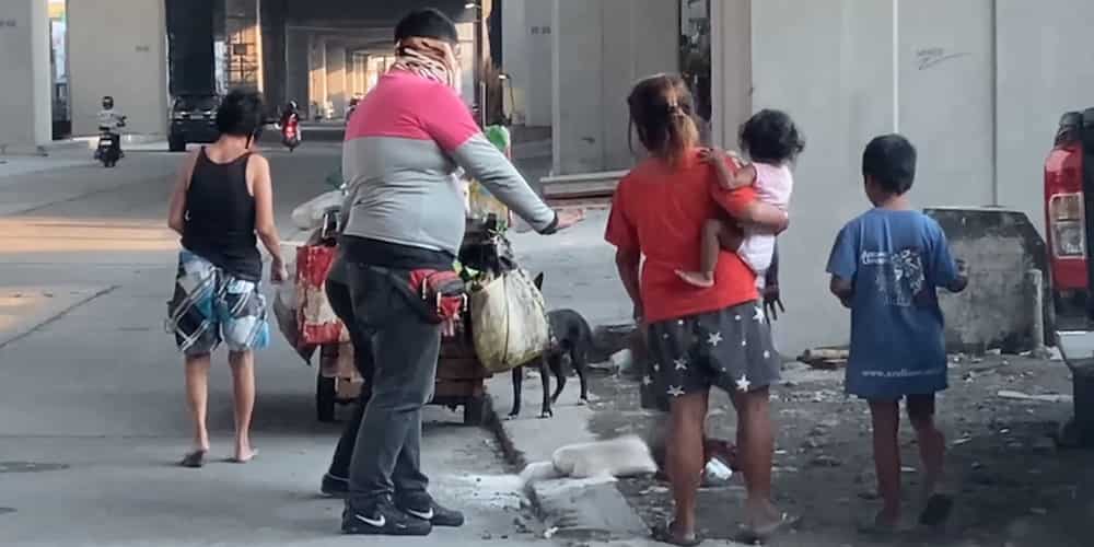 Video of old man kicking 10 kilos of rice on the street after argument with fellow homeless goes viral