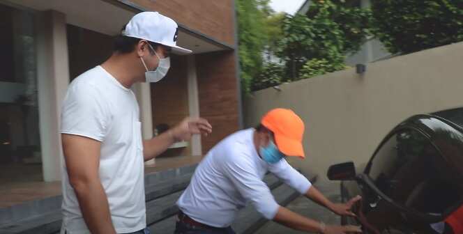 John Estrada shows Long Mejia his luxurious house ...