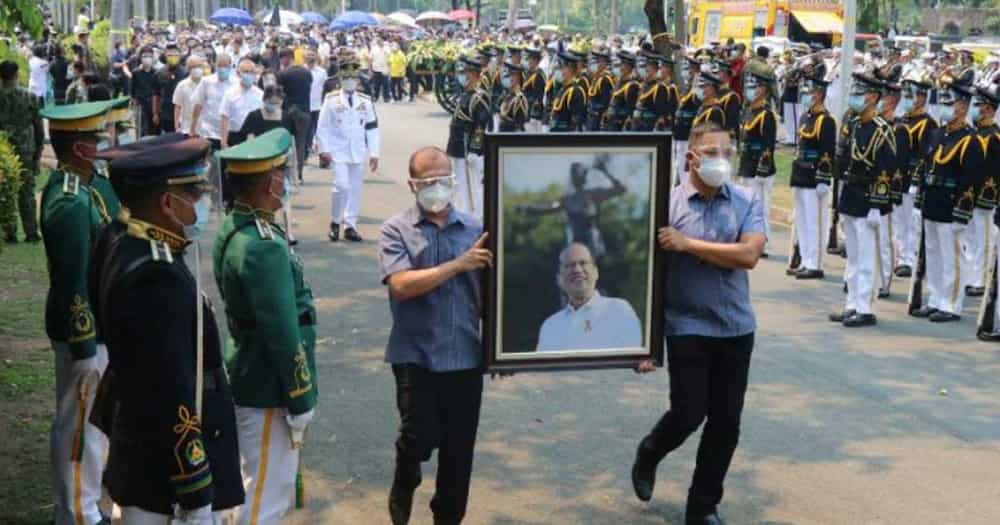 Pangulong Aguino, binigyan ng full military funeral honors; pagpaparangal, pinangunahan ng AFP Chief of Staff Pangulong Aguino, binigyan ng full military funeral honors; pagpaparangal, pinangunahan ng AFP Chief of Staff
