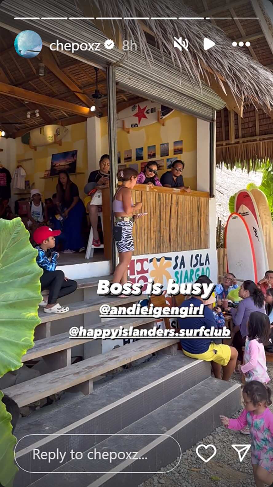 xPhilmar Alipayo, ibinahagi vid ni Andi na abalang-abala sa mga bisita sa surf club: “Boss is busy”