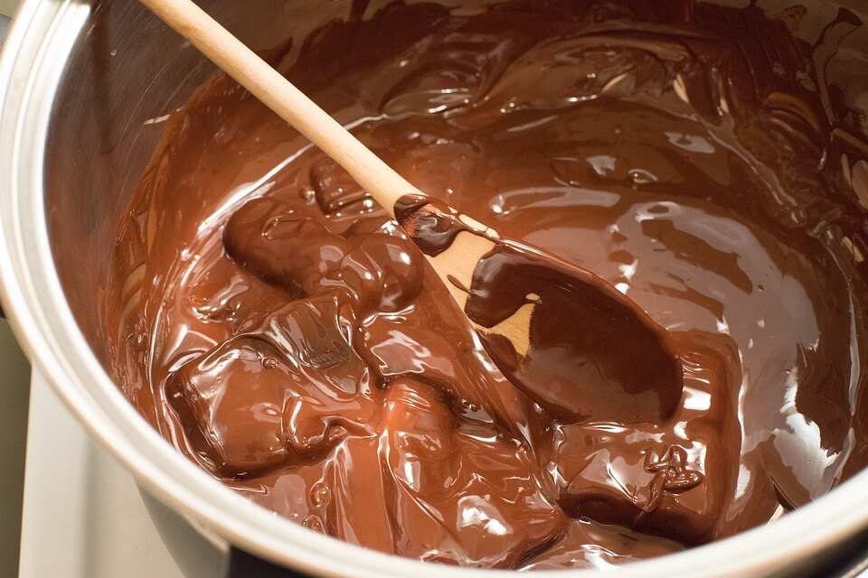 How to melt chocolate for a cake