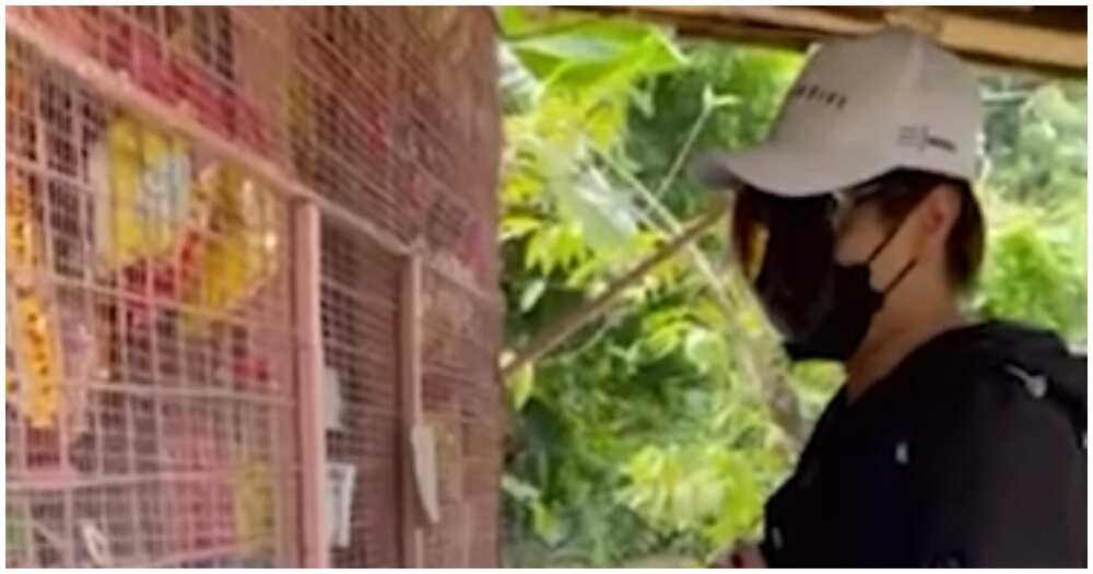 OFW na 'di nakauwi ng 2 taon, sinurpresa ang ama at nagkunwaring bibili sa tindahan nito OFW na 'di nakauwi ng 2 taon, sinurpresa ang ama at nagkunwaring bibili sa tindahan nito