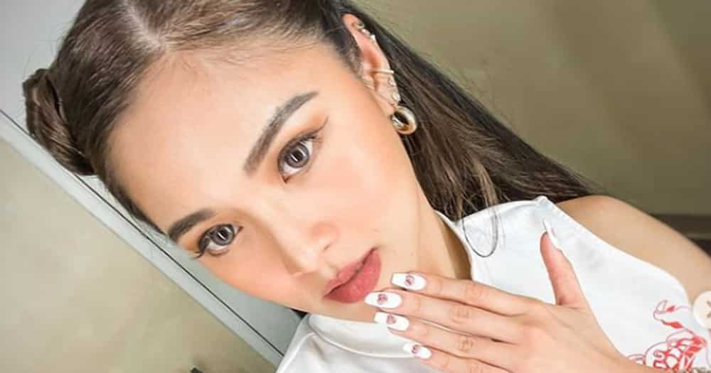 Photo of Kim Chiu staring daggers at Julia Barretto circulating online