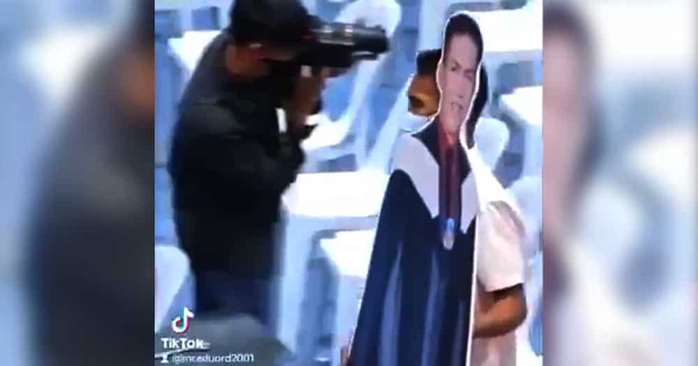 Video ng isang ama na bitbit ang standee ng anak habang tinatanggap ang diploma sa graduation ceremony, viral Video ng isang ama na bitbit ang standee ng anak habang tinatanggap ang diploma sa graduation ceremony, viral