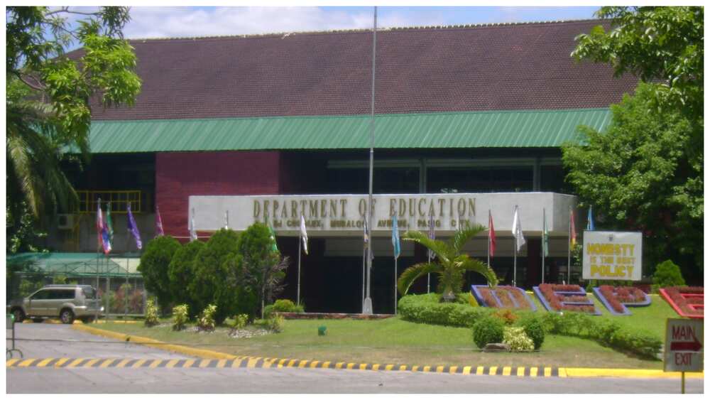 In-person classes, maaring magbalik sa distance learning dala ng sobrang init ayon sa DepEd In-person classes, maaring magbalik sa distance learning dala ng sobrang init ayon sa DepEd