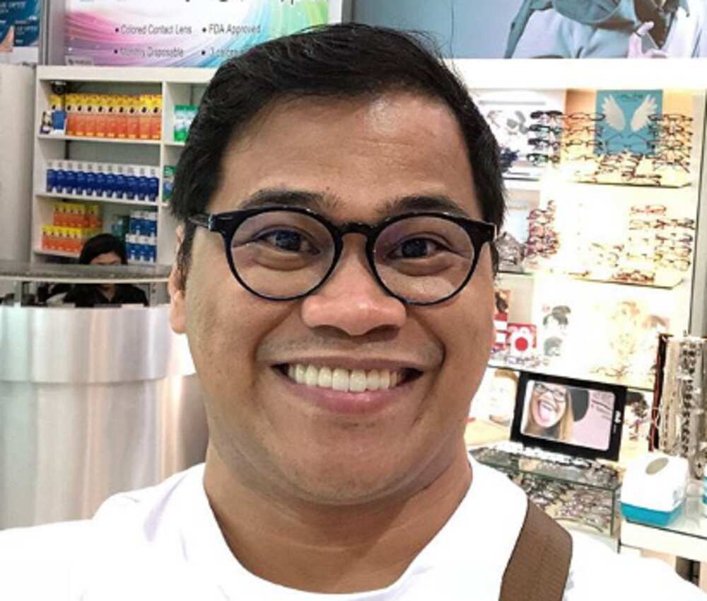 Ogie Diaz, isa sa mga nagpakita ng suporta sa Jollibee sa kabila ng "fried towel" controversy