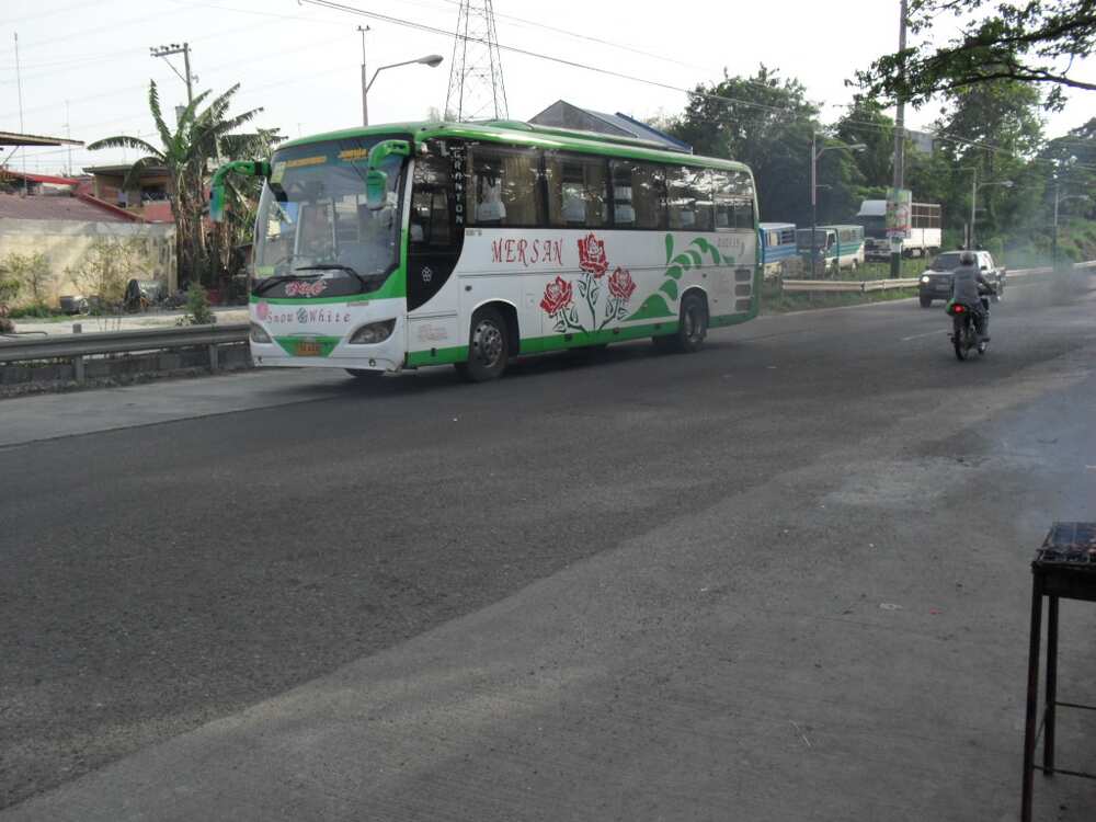 Sapul sa camera! SUV na sinagasaan ang enforcer para tumakas, nakabundol pa ng tricycle