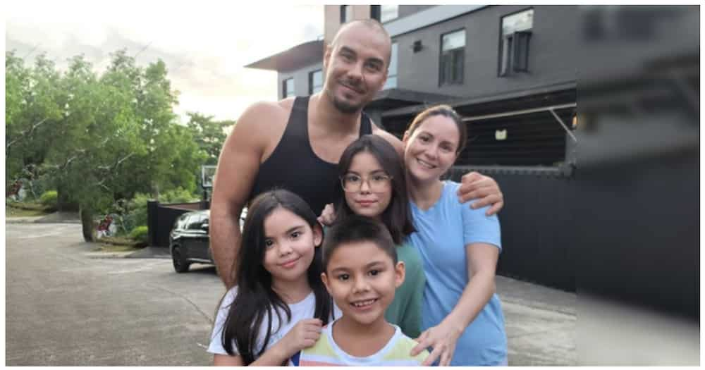 Doug Kramer, todo-suporta sa anak na si Gavin sa basketball game nito