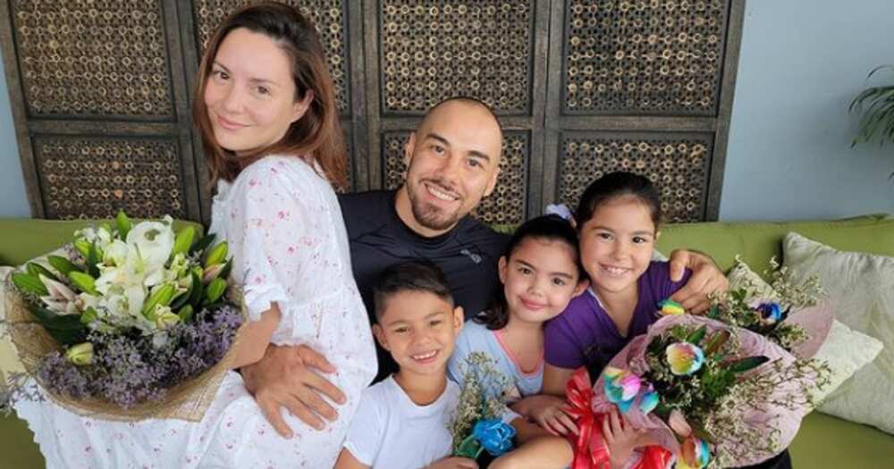 Doug Kramer, pinanood ang kanyang helpers sa upgraded home theatre niya