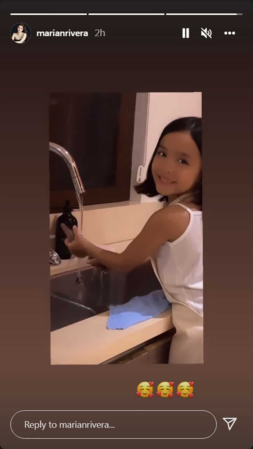 Cute video ni Zia Dantes na nanghuhugas ng mga kubyertos sa lababo, nag-viral