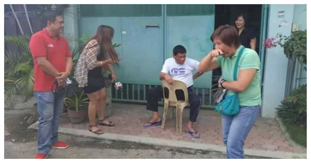 Larawan ni Pangulong Duterte na naka-tambay sa labas ng kanyang bahay sa Davao, viral