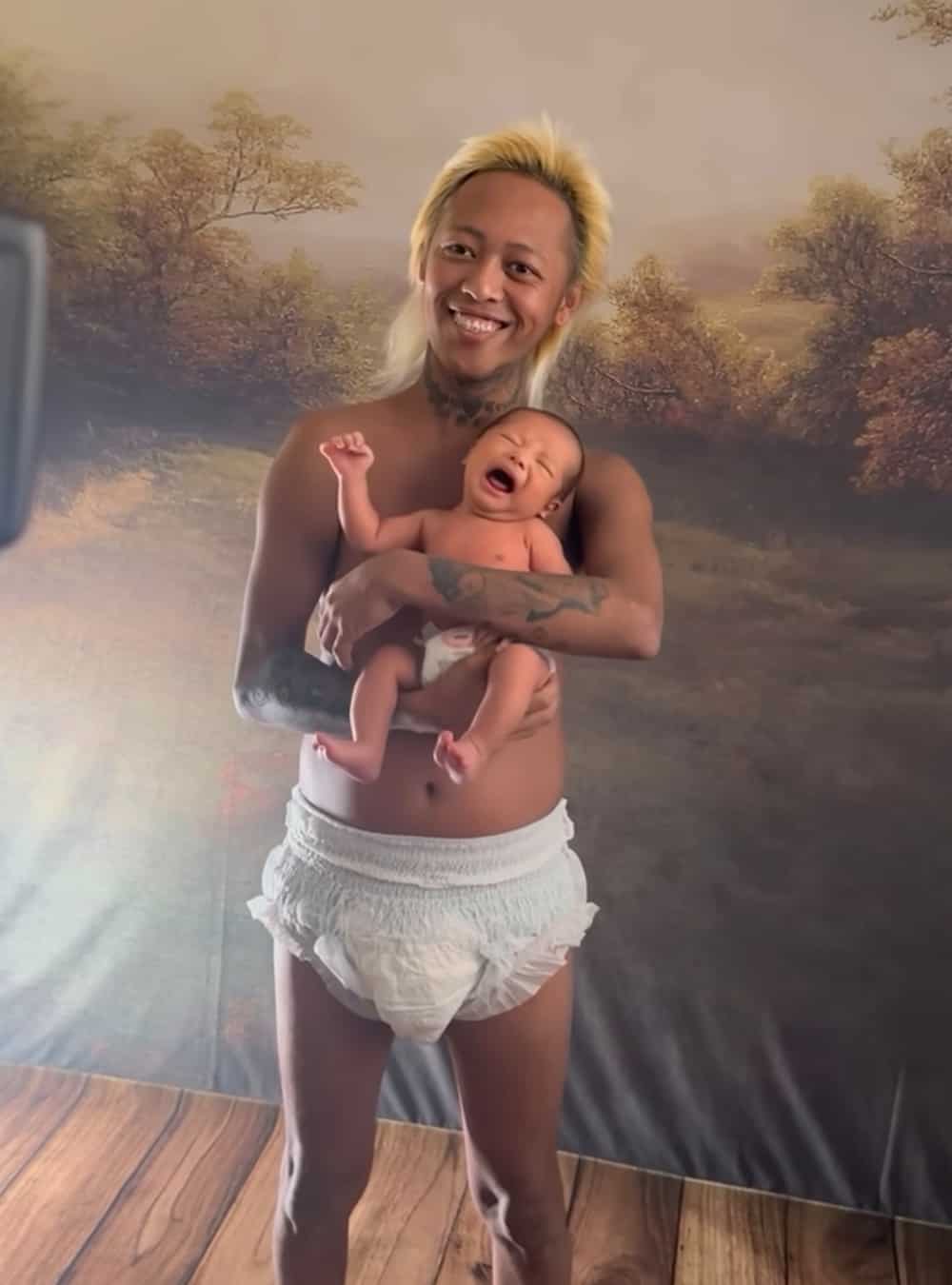 Whamos Cruz, nagpa-photoshoot kasama si Baby Meteor: “like father like son”