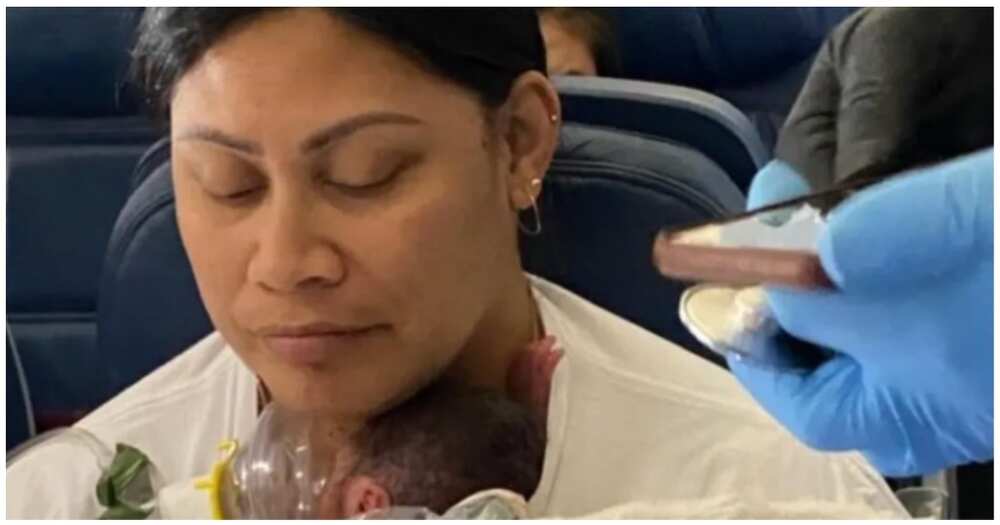 Ina na 'di alam na siya'y buntis, nagsilang habang nasa flight patungong Hawaii