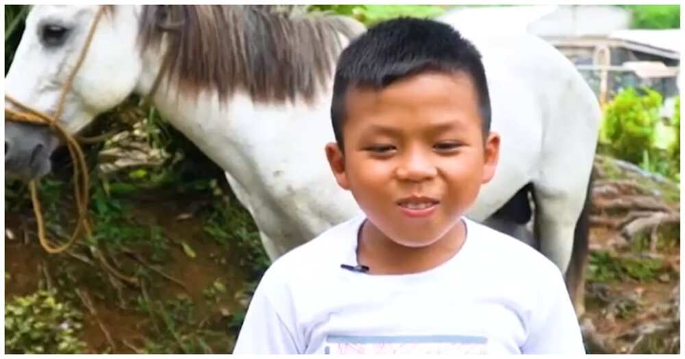 Batang nag-aararo na umantig sa puso ng marami, binalikan na ng kanyang ina