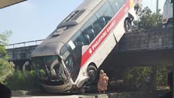 Passenger bus falls off NLEX bridge and caused heavy traffic