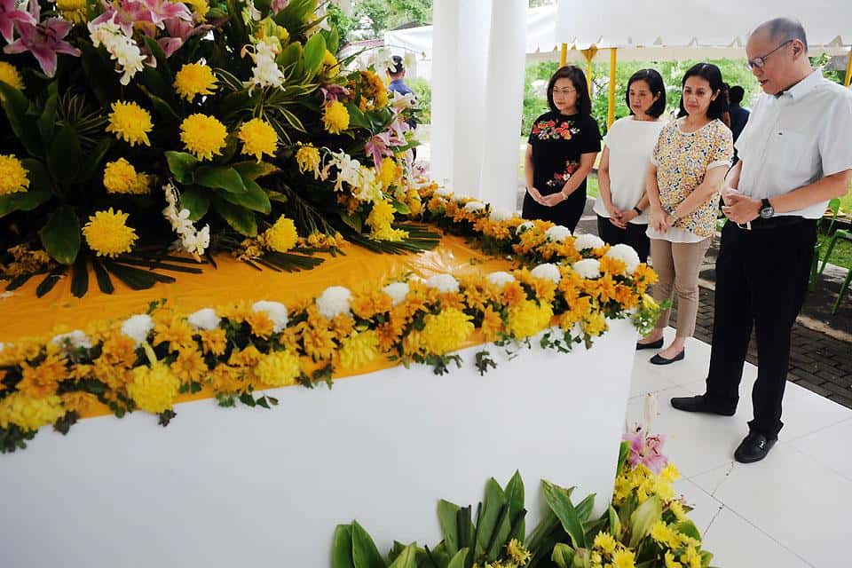 Kris Aquino goes travel mode, Noynoy and three sisters visit parents' tomb without her