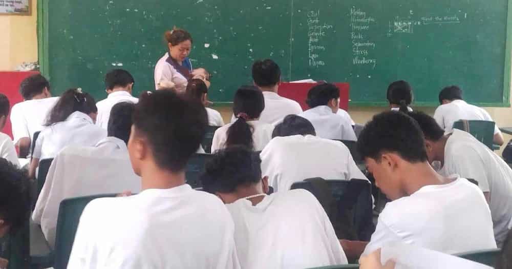 Titser, buong pusong kinarga baby ng kanyang estudyante para makatapos ng kanyang seatwork ang huli Titser, buong pusong kinarga baby ng kanyang estudyante para makatapos ng kanyang seatwork ang huli