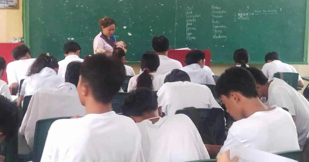 Titser, buong pusong kinarga baby ng kanyang estudyante para makatapos ng kanyang seatwork ang huli