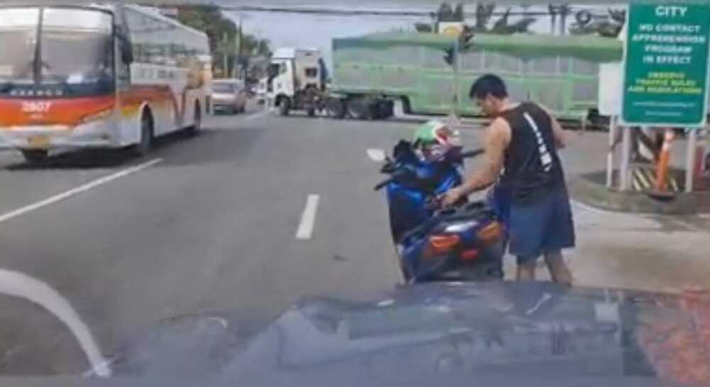 Video ng traffic light na matagal mag green, viral; nagawa pang maligo ng motorista sa tagal ng paghihintay