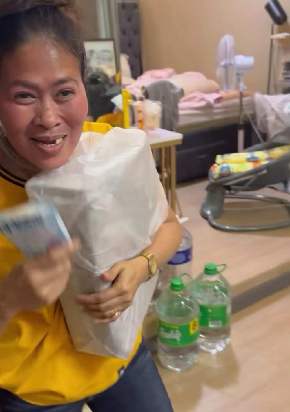Ina ni Whamos, emosyonal dahil sa pera at regalo mula sa anak at kay Antonette Ina ni Whamos, emosyonal dahil sa pera at regalo mula sa anak at kay Antonette
