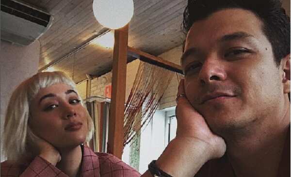 The fun and fashionable Jericho Rosales and Kim Jones put up their  Christmas tree