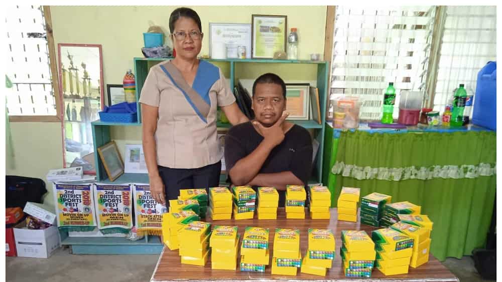 Lalaking kilala sa paghingi ng Php5 sa kanilang lugar, nag-donate ng 80 boxes ng Crayola