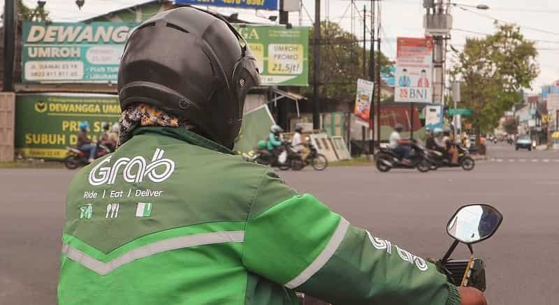 Grab rider na kinabahan sa "buntis po ako" na text ng customer, kinagiliwan