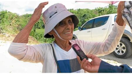 82-anyos na lola, anim na kilometro ang nilakad para sa 2nd dose ng kanyang vaccine
