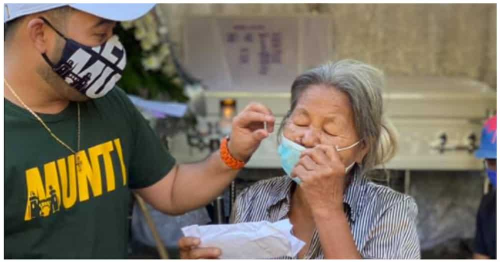 Lola na pakuhanan ng litrato sa ginawang pader, emosyonal na nagkwento