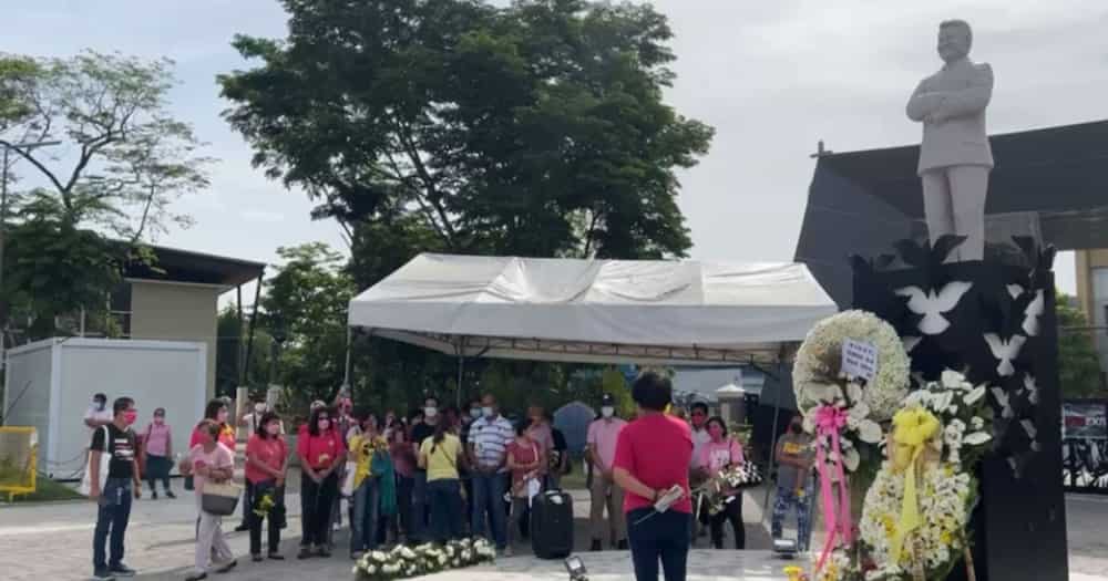 Tarlaqueños placed flowers at Ninoy and Cory Aquino's monument a day after statue blocked by tent