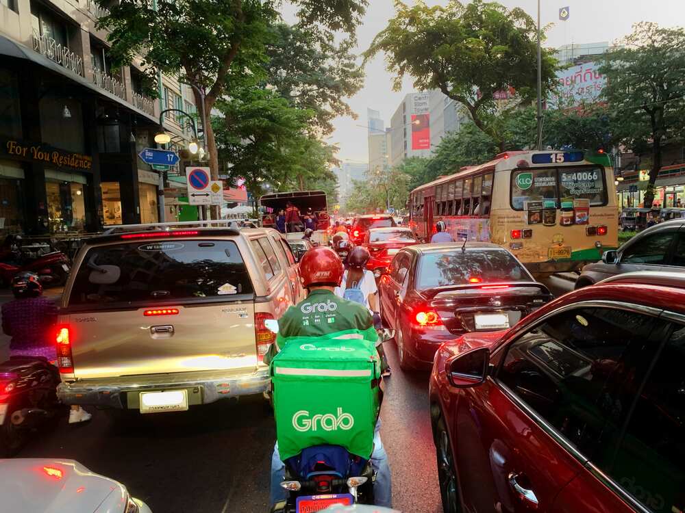 Delivery rider, proud na nakapagtapos ng kolehiyo habang nagtatrabaho