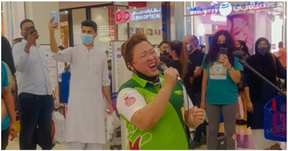 OFW na kumanta sa mall sa Dubai, nagulat nang pinalakpakan ng mga nanonood sa kanya OFW na kumanta sa mall sa Dubai, nagulat nang pinalakpakan ng mga nanonood sa kanya