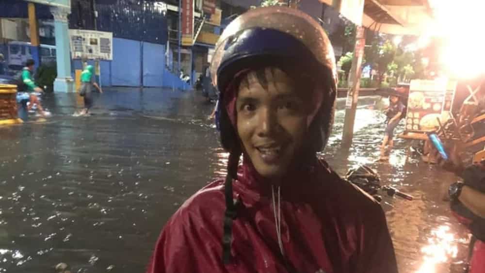 Delivery rider na lumusong sa baha at tumatanggi sa tip, labis na hinangaan Delivery rider na lumusong sa baha at tumatanggi sa tip, labis na hinangaan