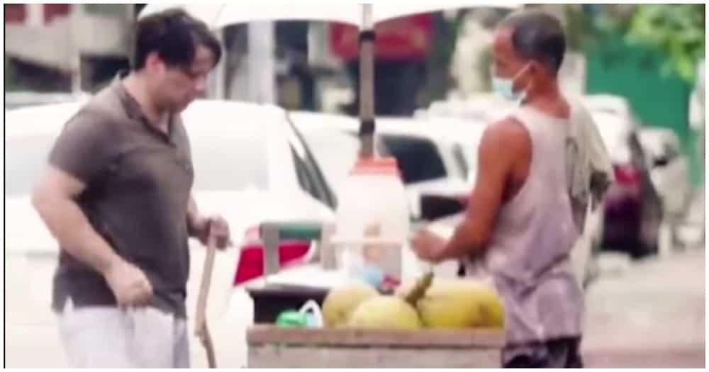 Foreigner na nagpanggap na pulubi, humanga sa kabutihan ng 1 buko vendor