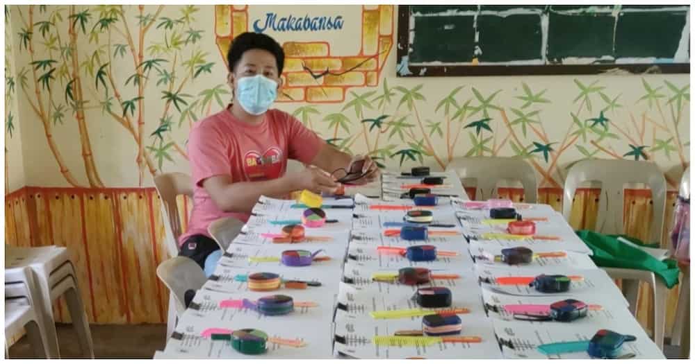Guro, namahagi ng suklay at coin purse sa mga parents at students na kukuha ng modules Guro, namahagi ng suklay at coin purse sa mga parents at students na kukuha ng modules