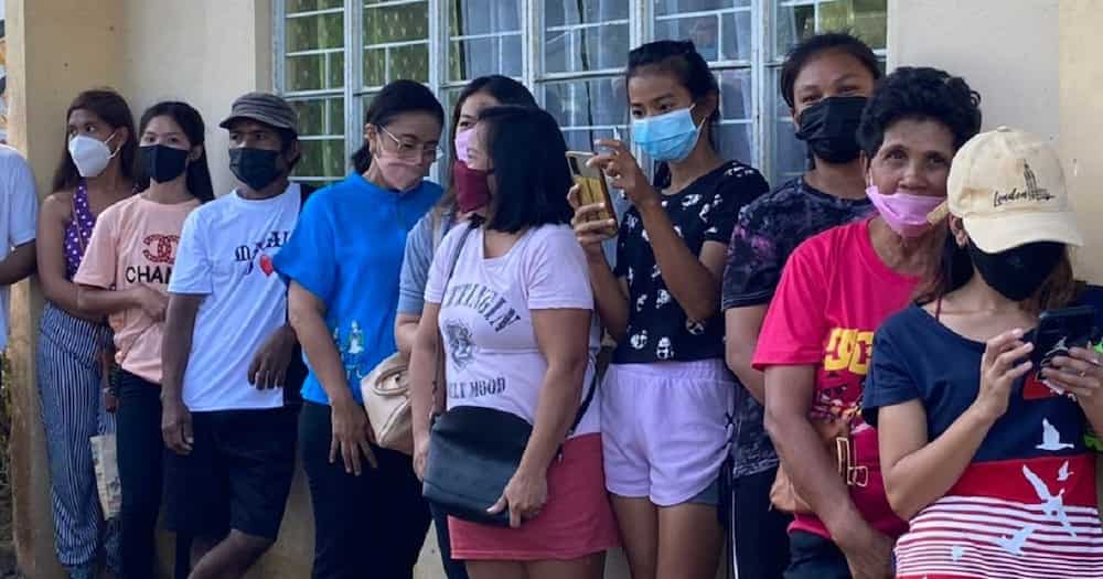 Larawan ni VP Leni Robredo habang nakikipagkwentuhan sa kanyang katabi sa pila sa pagboto, kinagiliwan Larawan ni VP Leni Robredo habang nakikipagkwentuhan sa kanyang katabi sa pila sa pagboto, kinagiliwan