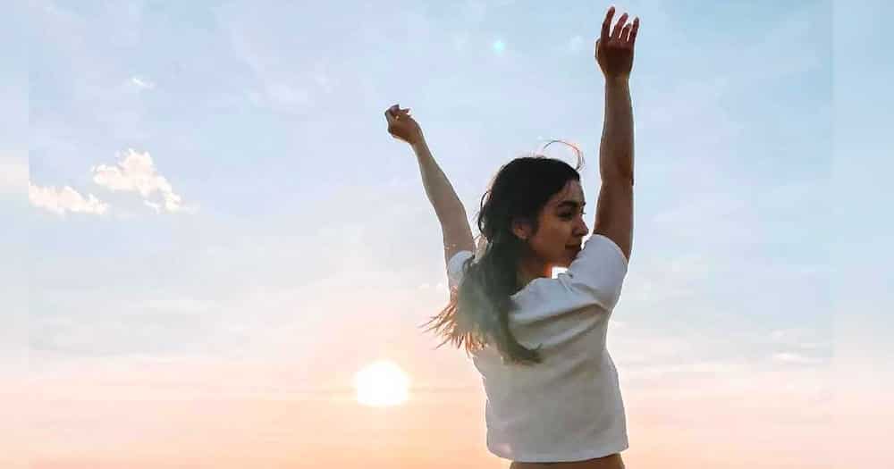 Bagong video ni Julia Barretto suot ang malaking oversized "Honey" shirt, viral na Bagong video ni Julia Barretto suot ang malaking oversized "Honey" shirt, viral na