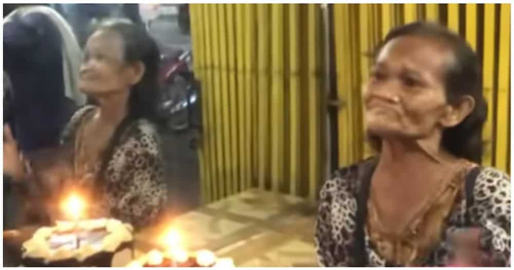 Lola na nanlilimos, emosyonal nang tulungan at bilhan ng cake ng isang vlogger Lola na nanlilimos, emosyonal nang tulungan at bilhan ng cake ng isang vlogger