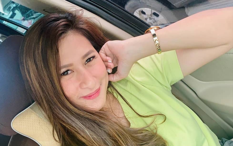 Izzy Trazona, ibinida ang picture niya kasama ang mga anak at asawa Izzy Trazona, ibinida ang picture niya kasama ang mga anak at asawa