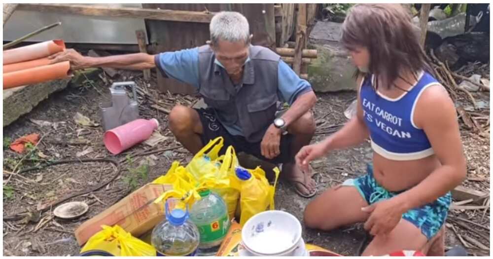 Lolo na nakatira sa kulungan ng baboy, napasaya at natulungan ng isang vlogger