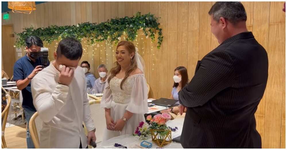 Groom na hindi mapigil ang pag-iyak sa kanyang wedding vows, kinagiliwan ng netizens