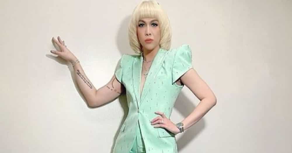 Vice Ganda gives cash to members of Team Vice during Christmas party